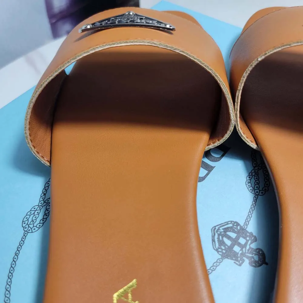Slippers Summer luxury Slide For Women Leather Loafers Ladies Fashion Sandal Summer Designer Flip flops Slipper Fashion Genuine Leather slides Metal Chain Ladies