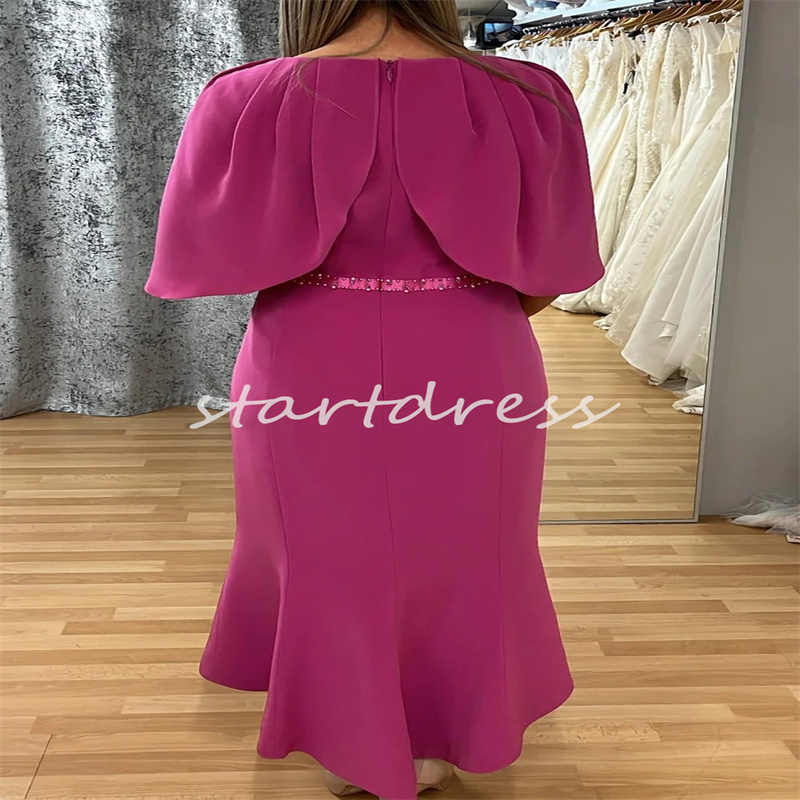 Schicke fuchsiafarbene, knielange Kleider für die Brautmutter mit Cape, Perlen, sexy V-Ausschnitt, kurzes Hochzeitsgastkleid, kurze Ärmel, Übergröße, Mutterabend-Partykleid, Bräutigam 2024