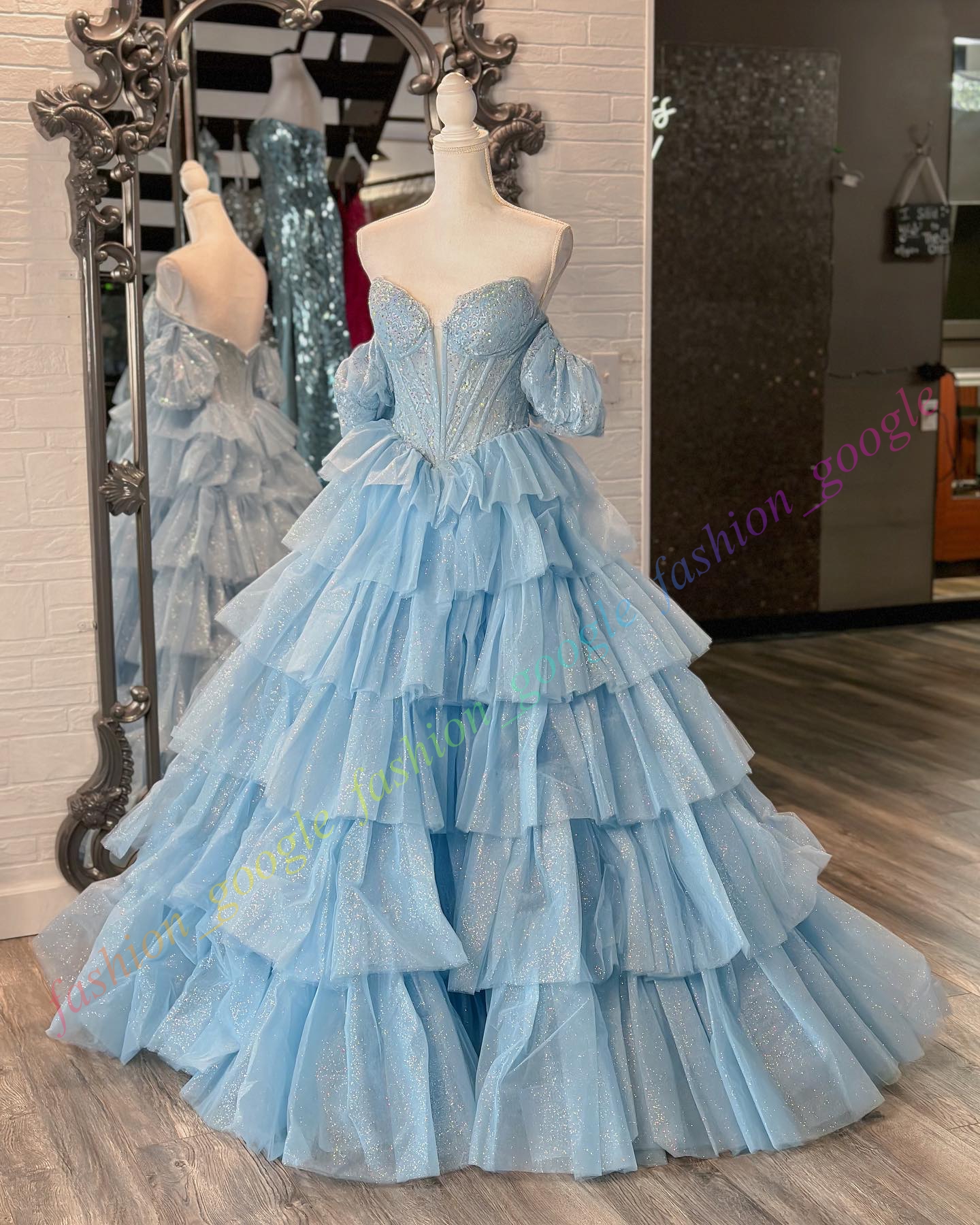 Robe de bal en tulle pailleté sans bretelles, corset, robe de bal, à volants, concours de beauté, soirée formelle, événement, occasion spéciale, gala, tapis rouge, robe de piste, coing, col en V profond, rose vif