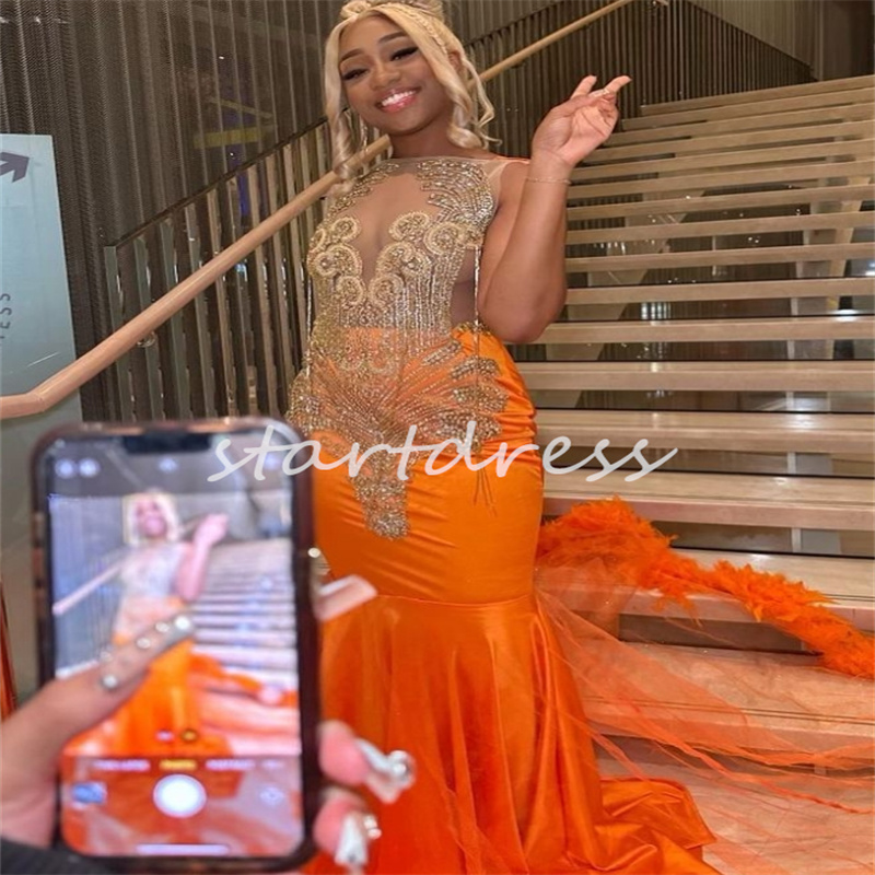 Wunderschönes orangefarbenes schwarzes Mädchen-Abschlussballkleid mit perlenbesetztem Kristall, afrikanisches Nigeria-Meerjungfrau-Feder-Abendkleid in Übergröße, Fischschwanz, formelle Party-Kleider für den 15. Geburtstag