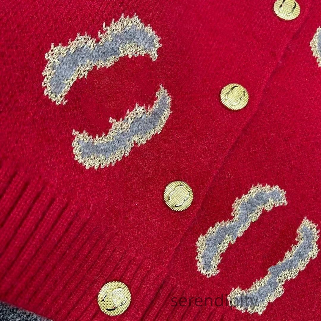 Designer 2024 Ny högkvalitativ vår- och höststickad Cardigan Red Coat-tröja Löst topp Nya kvinnors höst- och vintermode nischtröja
