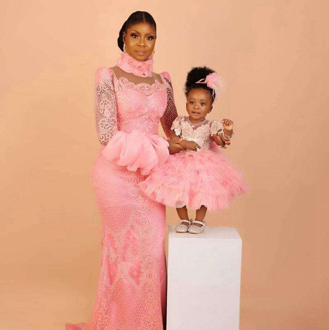 Pena Rosa Flor Menina Vestidos Sheer Neck Tiered Lace Mangas Curtas Tule Bola Vestidos Flowergirl Vestido Princesa Rainha Crianças 1º Aniversário Vestidos de Festa NF033