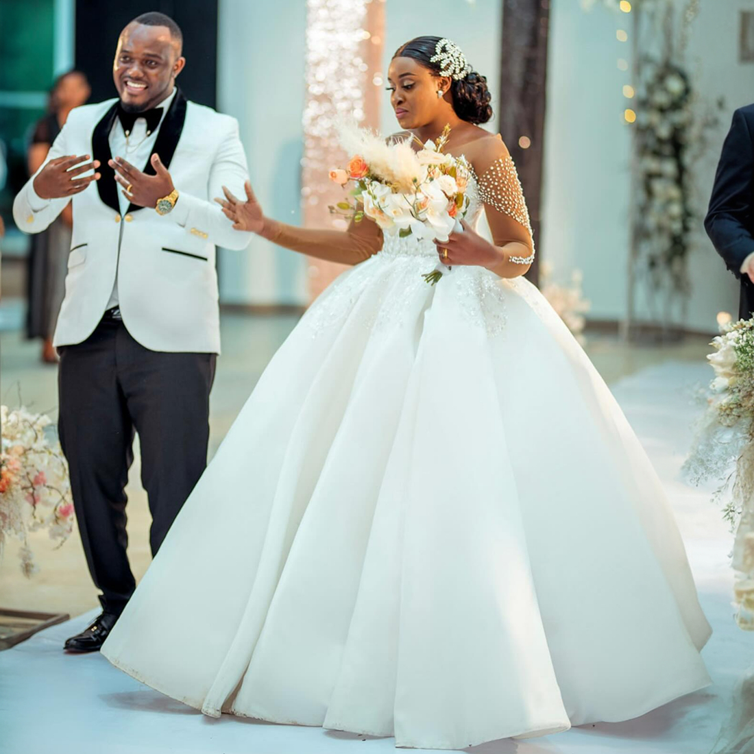 2024 Aso Ebi robes de mariée pour la mariée col transparent manches longues robes de bal princesse reine robe de mariée perles perles robe de mariée pour les femmes noires africaines mariage D118