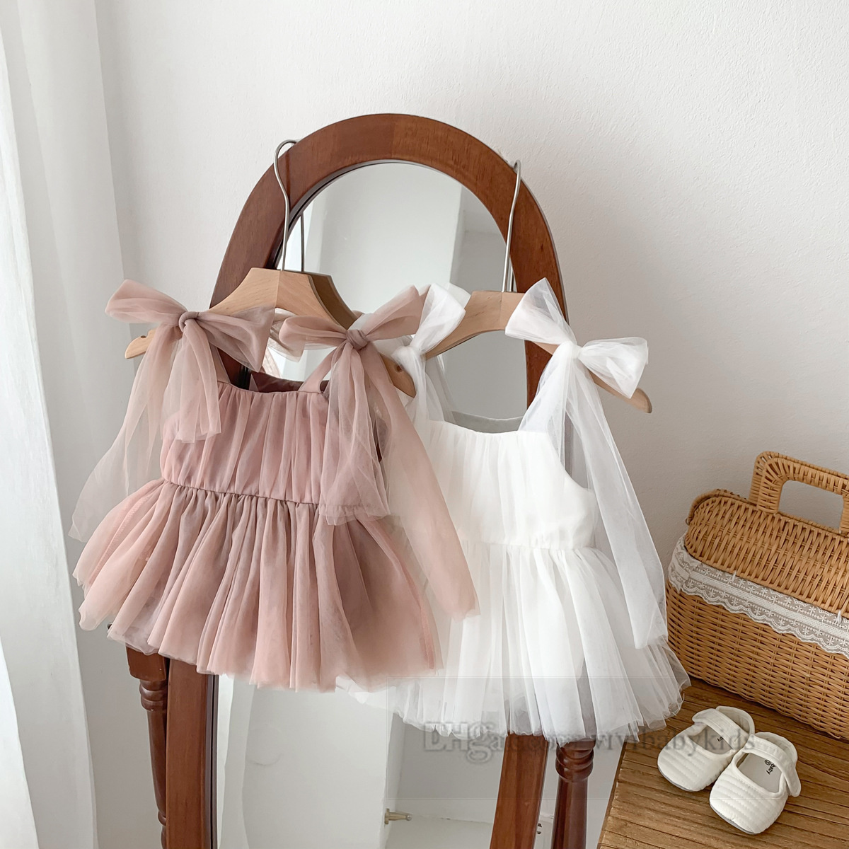 INS été bébé filles dentelle tulle robe barboteuse enfant en bas âge enfants gaze arcs jarretelles combinaisons nouveau-né enfant 100 jours photo prenant des vêtements Z6837