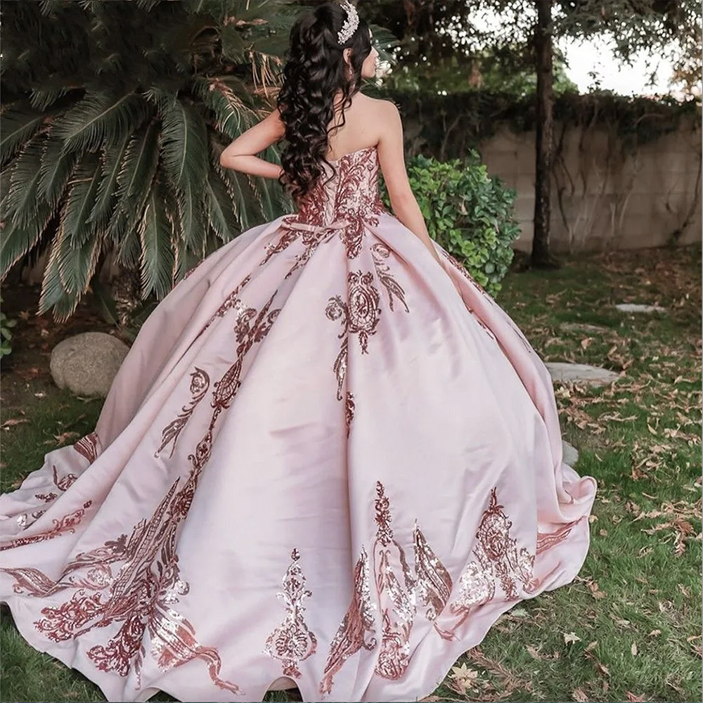 2024 Quinceanera-Kleider aus Roségold mit Pailletten und Spitze, Ballkleid, geschwollene herzförmige Pailletten, errötendes Rosa, süßes 16-Party-Abschlussballkleid, Abendkleider in Übergröße mit Korsettrücken