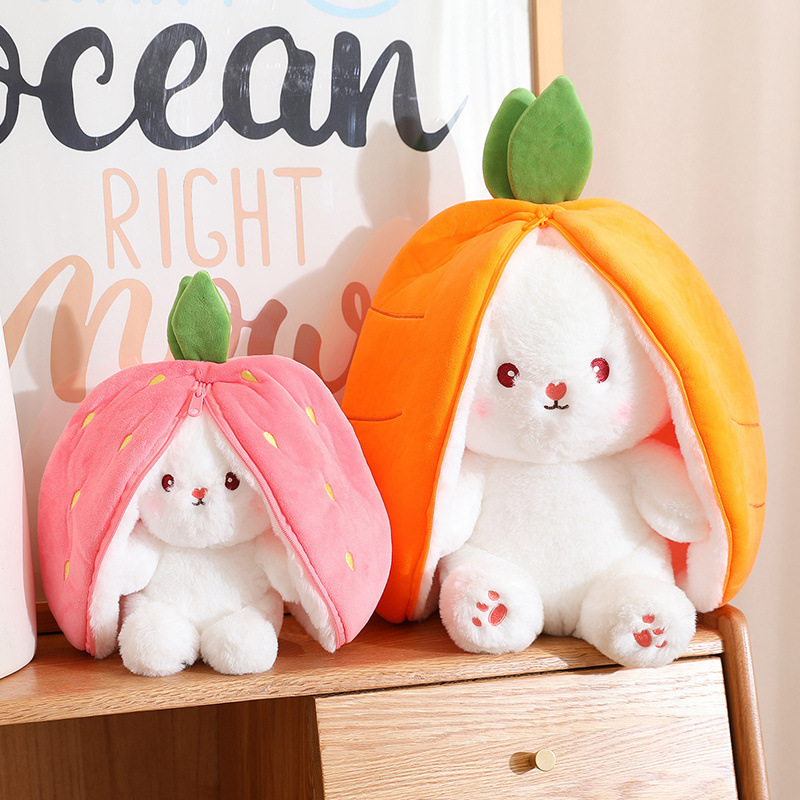 Söt jordgubbkanin Plush Toys Strawberry förvandlas till kaninfrukt Plush Dolls Radish Plush Plukar Partihandel gåvor till barnflickor