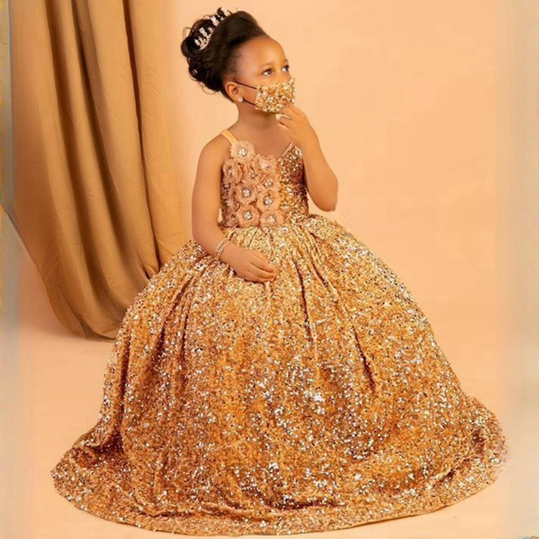 Robes de fille de fleur d'or étincelant bretelles col en V à plusieurs niveaux en tulle fleurs perlées robes de bal robe de demoiselle d'honneur princesse reine petites enfants filles robes de fête d'anniversaire NF034