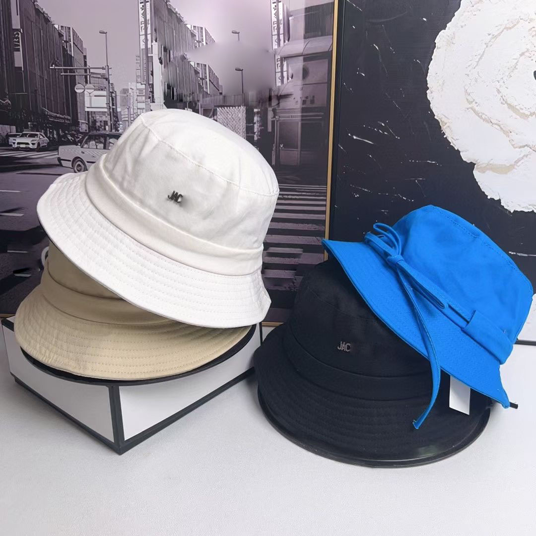 Kvinnors designer hink hatt godis färgade metall hundra bokstäver söt dragkammare rem design på baksidan utomhus solskydd strandhatt