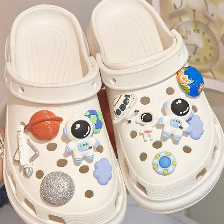 Personnalité chaussure partie accessoires 12 pièces/ensemble espace astronautes série boucle de chaussure planète navire dessin animé cro c charmes chaussure décoration cadeau