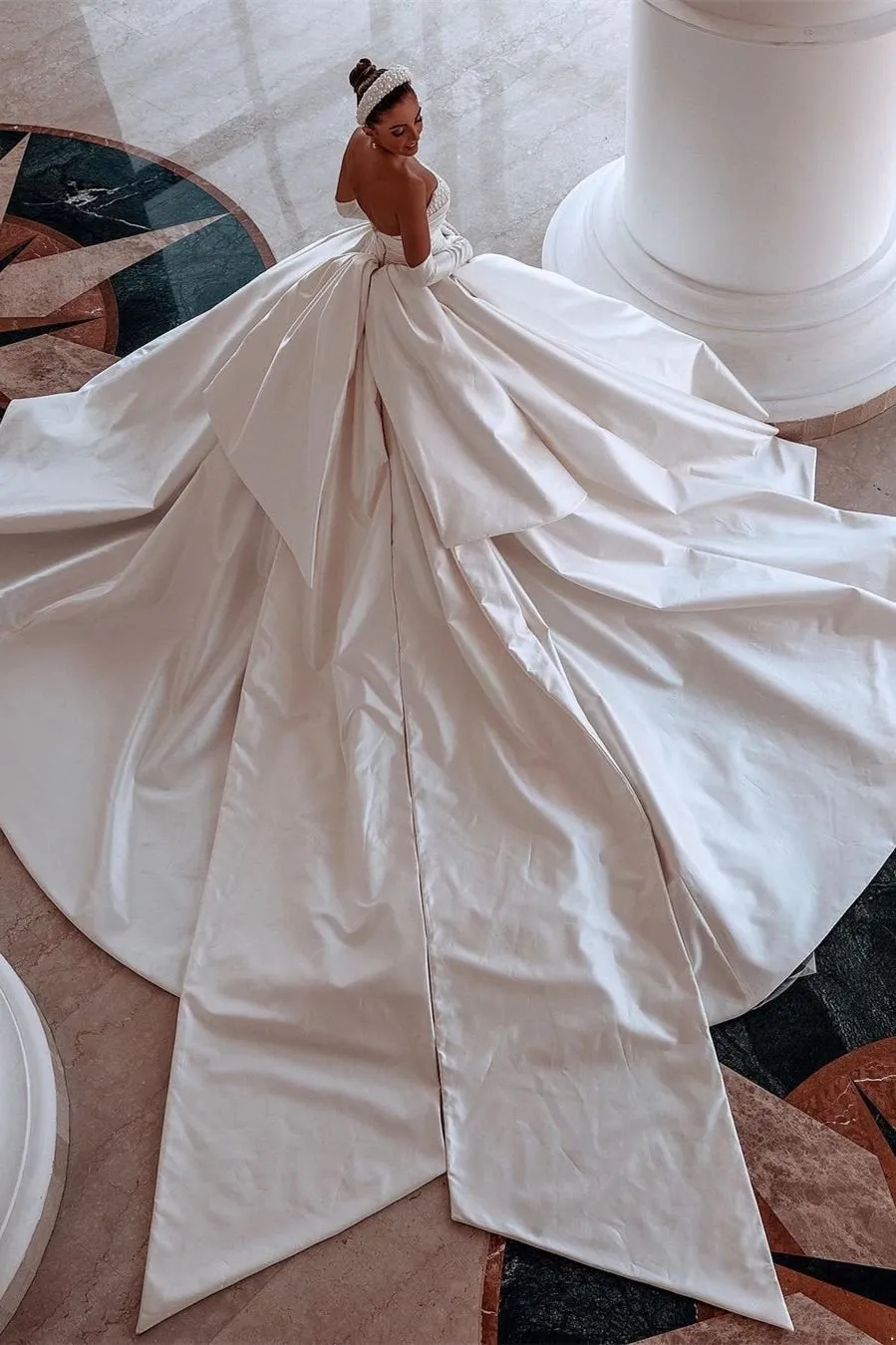 Royal Ivory Satin Dubai Arabic Wedding Dresses Sexy Beads Strapless Backless Ruched Long Train Bridal Gowns With Big Bow Robes 2024