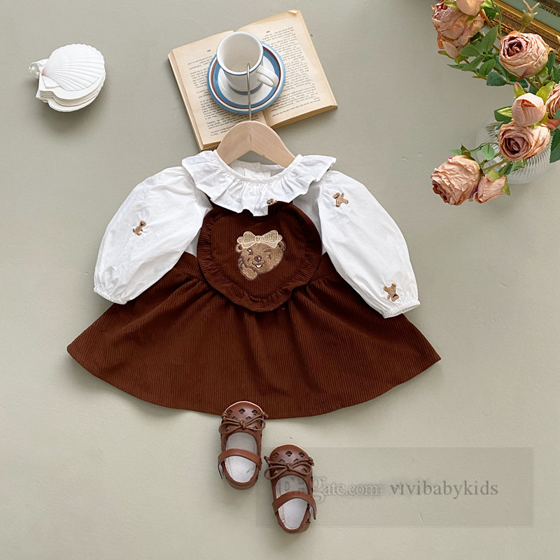 Bébé mignon ours broderie vêtements ensembles enfant en bas âge enfants falbala chemise à revers amour coeur jupe à bretelles 2 pièces 2024 printemps enfants tenues de dessin animé Z6840