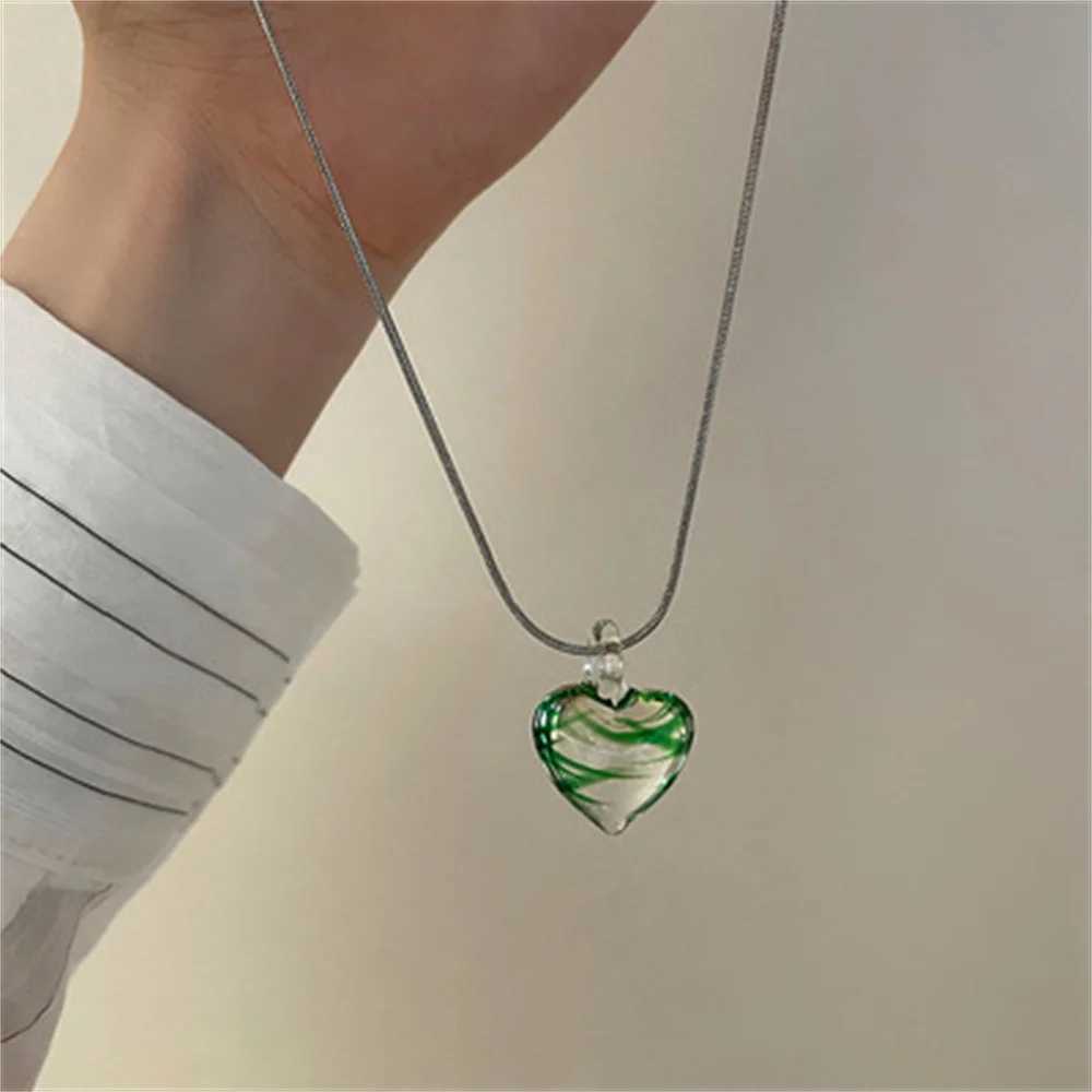 Hänge halsband gröna svart sebra randglashjärta hänge titan stålkedja halsband för kvinnor ovanligt halsband estetiska smycken
