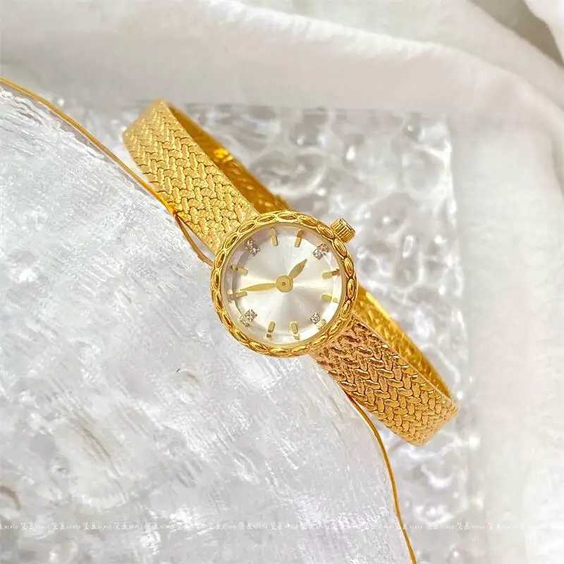 Andra 2023 New Women's Japanese Style Light Luxury Gold Medieval Gold Armband Sticke Strap YQ240122