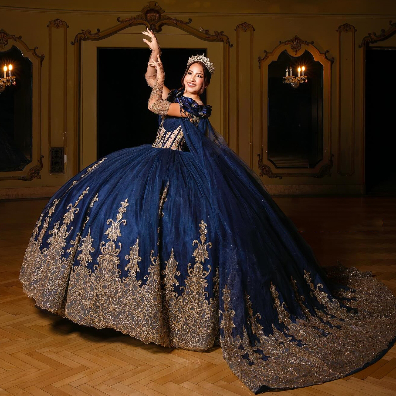 Luxuriöses marineblaues Quinceanera-Kleid mit goldener Spitze und Perlenapplikationen und schulterfreiem Cape für das süße 16. Kleid für den 15. Jahrgang des 15. Jahrhunderts