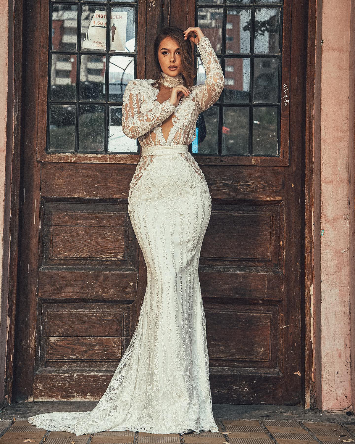 Abiti da sposa eleganti a sirena con cintura le donne Collo alto maniche lunghe Abiti da sposa Perle Appliques Abito con strascico senza schienale Realizzato su misura