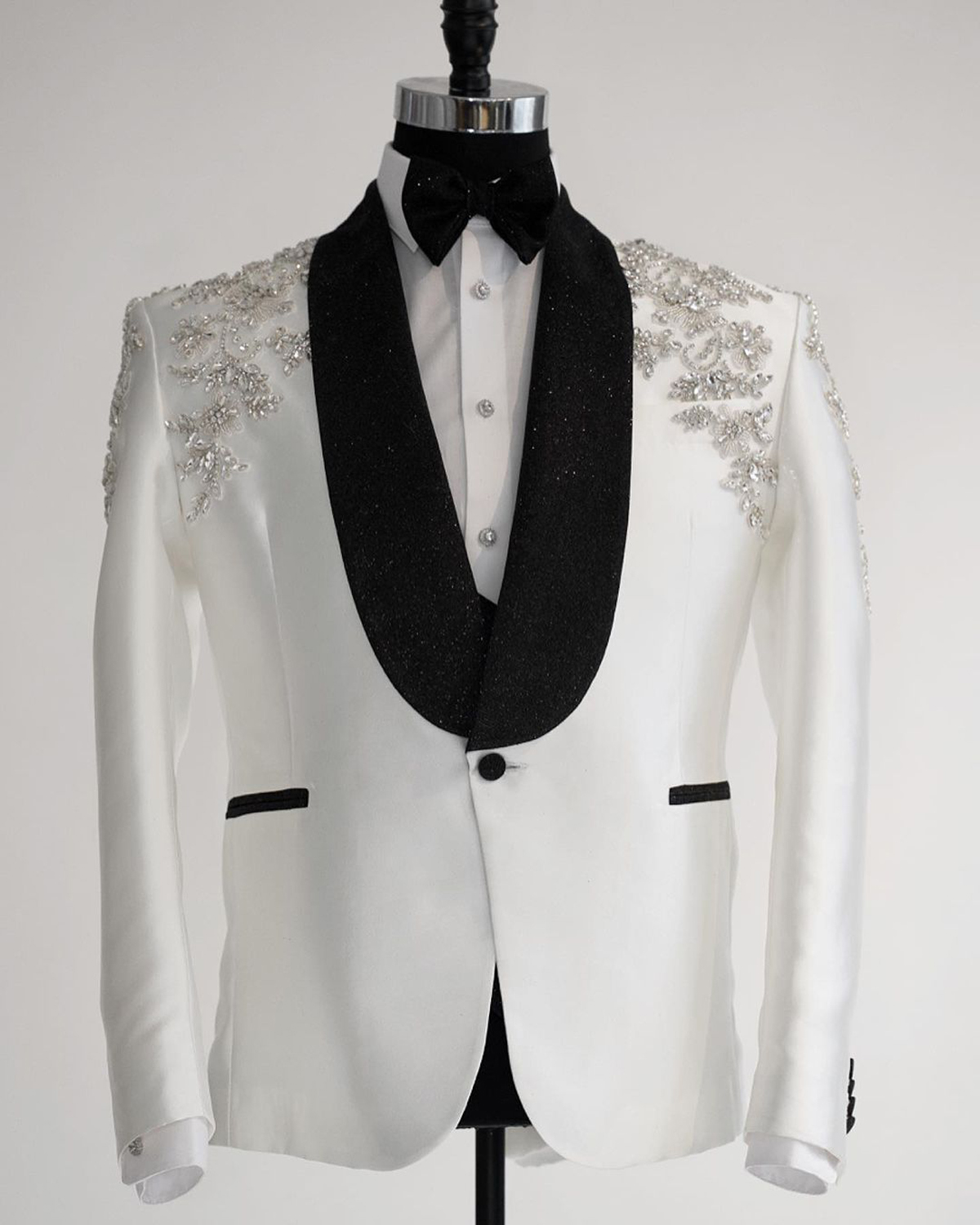 Gentlemen Luxury Suits Wedding Groom Tuxedo Shawl Lapel One Button Bridegroom suit Blazers suits Tuxedos Party Occasion Customized