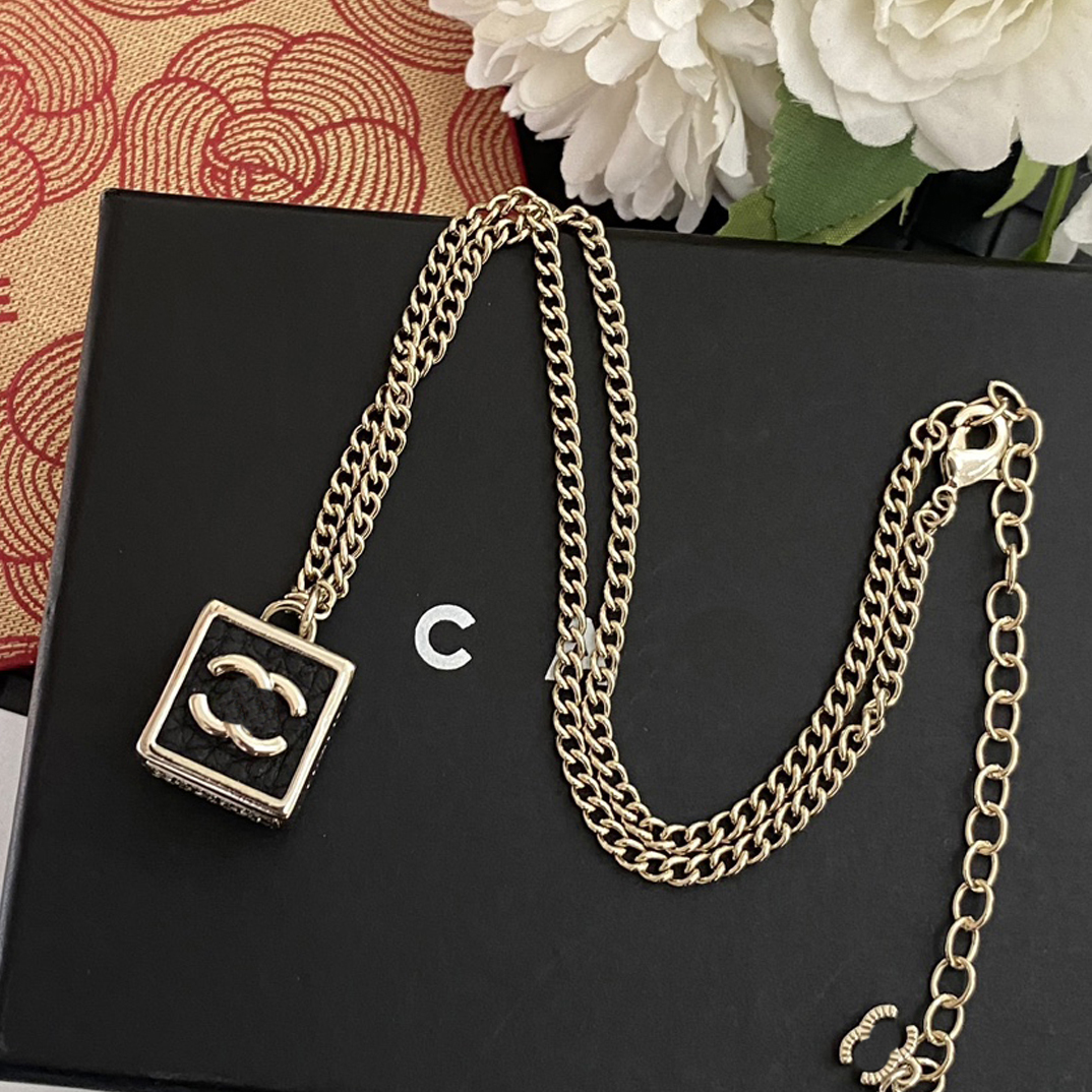 Black Luxury Pendant Necklace Designer Boutique Copper Necklace Womens Couple Gift Necklace Designed for Women Charming Jewelry Long Chain With Box Jewelry