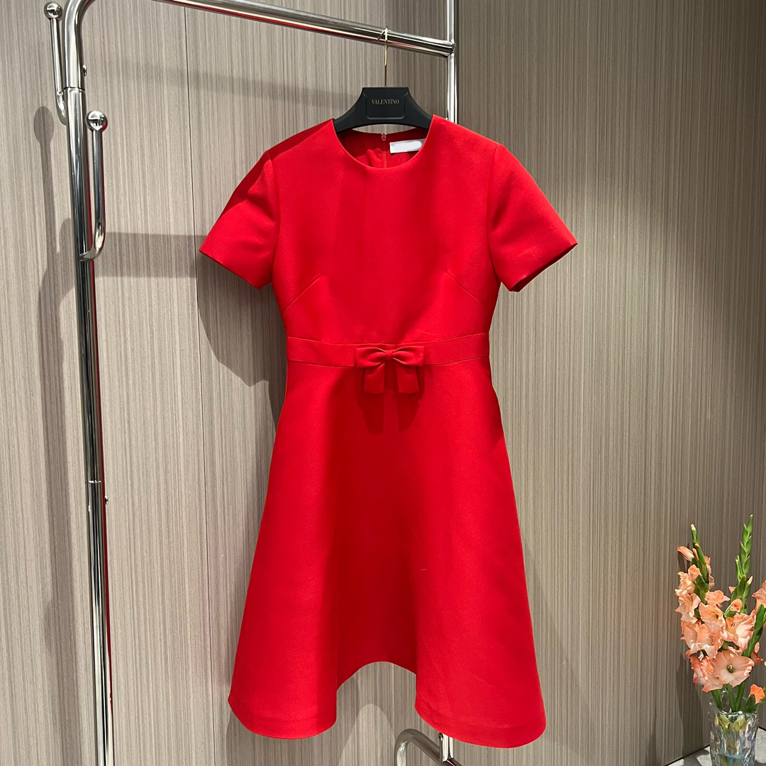 Europees modemerk wit rood zwart mini-jurk met korte mouwen en ronde hals met geplooide taille