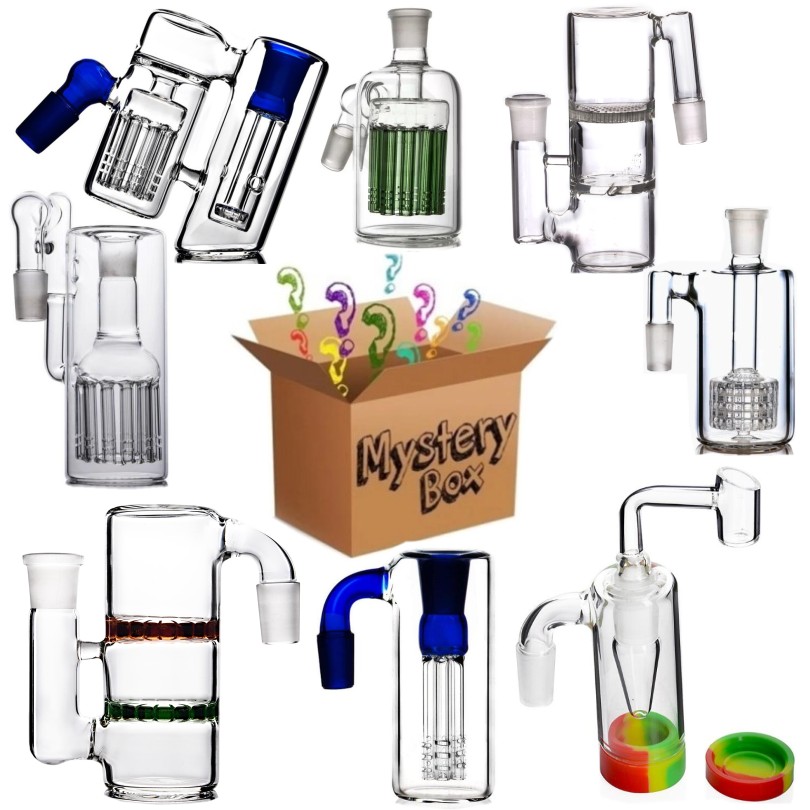 I Stock Mystery Box Surprise Hookahs Blinda Multi Styles 90 graders kam perc 14mm 18mm Glass Ash Catchers Percolator Water Glass Rökningstillbehör