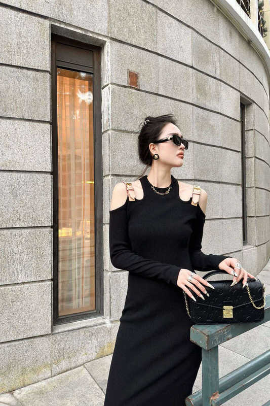 Temel gündelik elbiseler tasarımcı markası 2024 İlkbahar/yaz pist stili ünlü mizaç seksi siyah boyun asılı ince fit askı elbisesi h43p