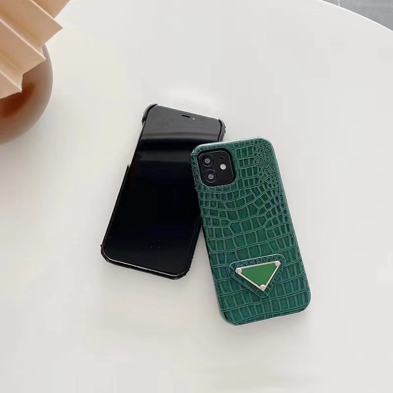 Étuis de téléphone de luxe pour iPhone 15 Pro Max pour 15Plus iP14 ProMax 13 12 11 XR Girls Mignon motif classique Couverture arrière en cuir Plaque signalétique en métal Étui carré avec