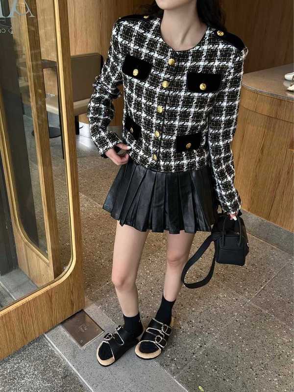 Women`s Jackets Designer CE2024 Autumn/Winter New Series Short Fragrant Coat with French Style Black and White Interlaced Thick Tweed Fabric NYA4