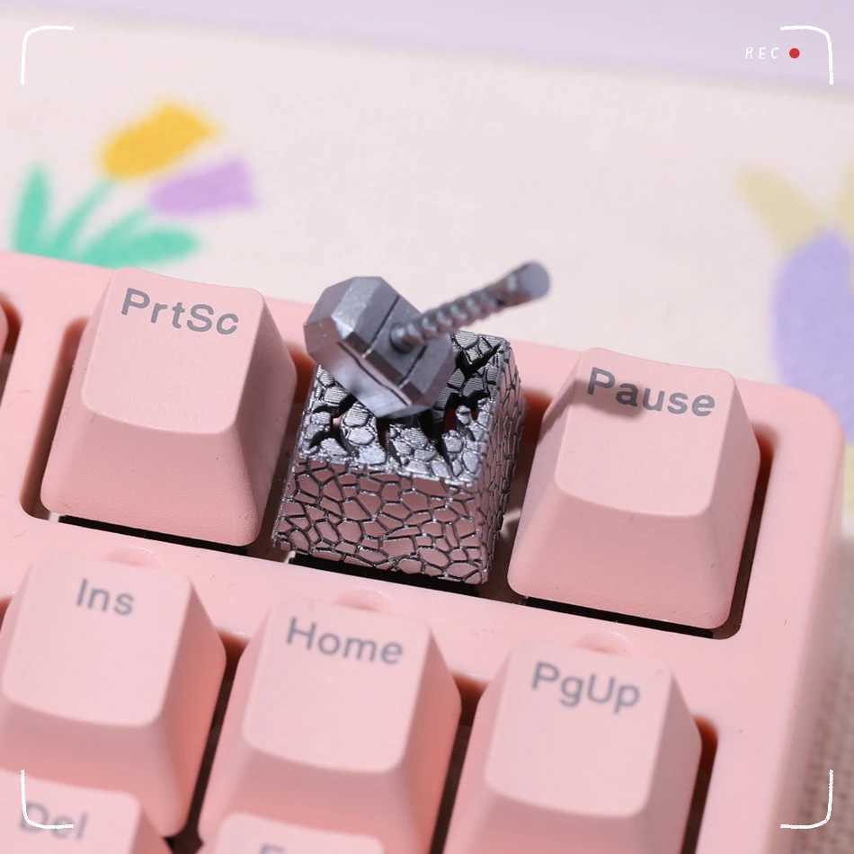 Tangentbordstangentbord Mekaniska tangentbordstangentkassor Thor's Hammer Anime KeyCap Söt gåva 3D -tryck Magnetiska absorptionsljus Överföring Keyboard Cap YQ240123