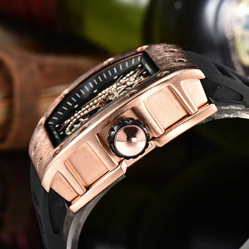 Montres Swiss Top Montres-bracelets Nouvelle montre incrustée anglaise avec araignée creuse à trois aiguilles pour hommes, marque étanche et lumineuse 2024