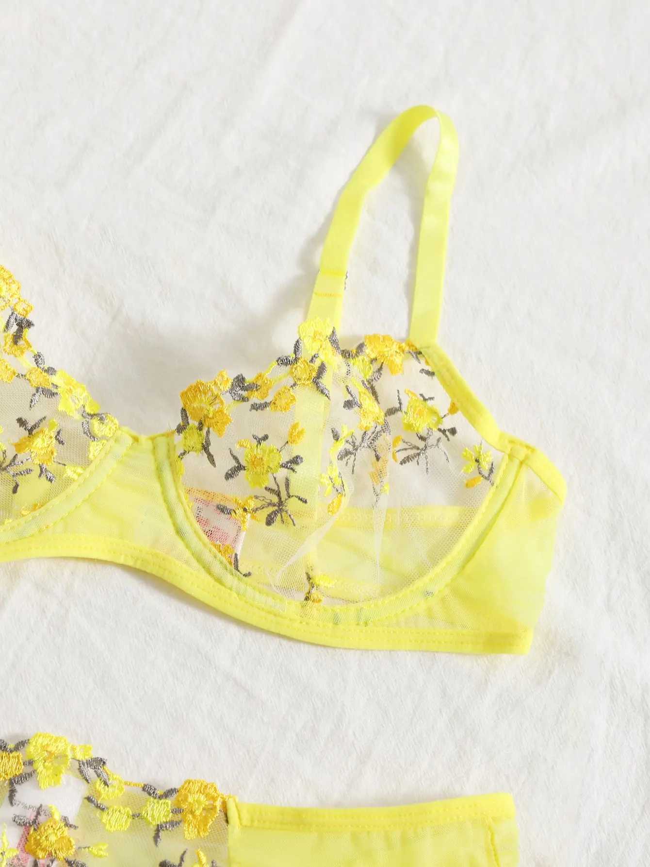 Sexy Set Sexy Bra And Panties Set Lingerie Yellow Embroidery Lace Transparent Women's Underwear Set Erotic Brief Set Lingerie Costumes