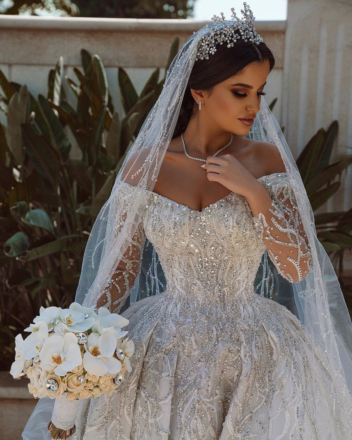 Abiti da sposa in cristallo di lusso con spalle scoperte Abiti da ballo da sposa Strass Perline Paillettes Maniche lunghe Abiti da sposa principessa Realizzati su misura