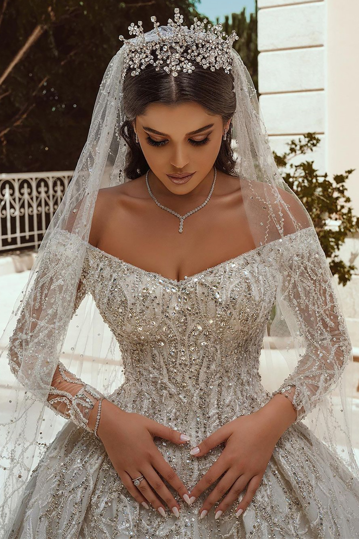 Abiti da sposa in cristallo di lusso con spalle scoperte Abiti da ballo da sposa Strass Perline Paillettes Maniche lunghe Abiti da sposa principessa Realizzati su misura