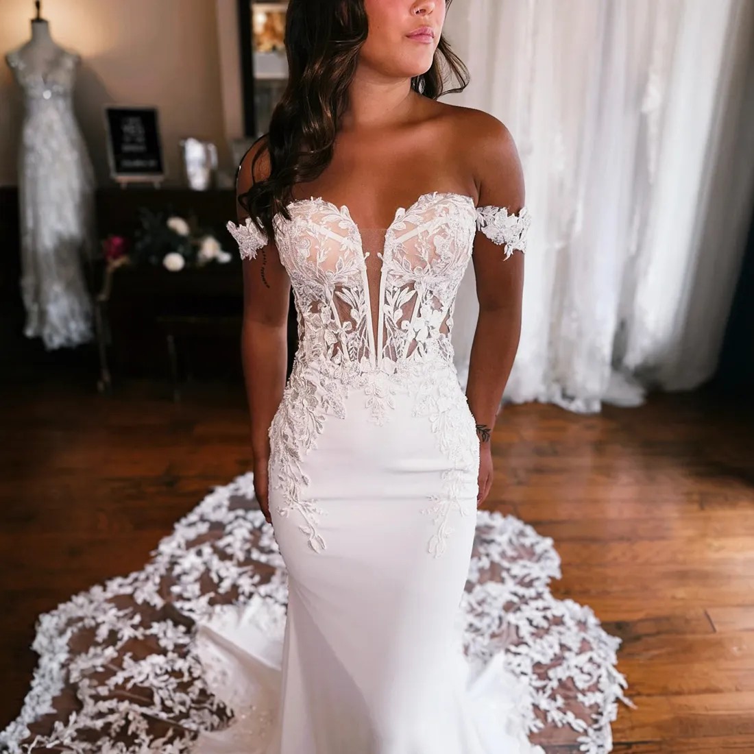 Nowoczesne białe kwiatowe koronkowe sukienki ślubne syreny seksowne z ramion Sheer Back Bridal Surs Court Train Elegancka Plus Size Vestidos de novia cl3246