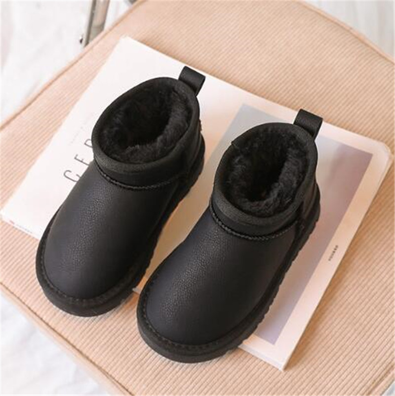 Barnens tjocka och varma snöstövlar 2024 Vinter New Girl's Black Cotton Shoes Boys 'Short Boots Middle and Big Children Snow Shoes