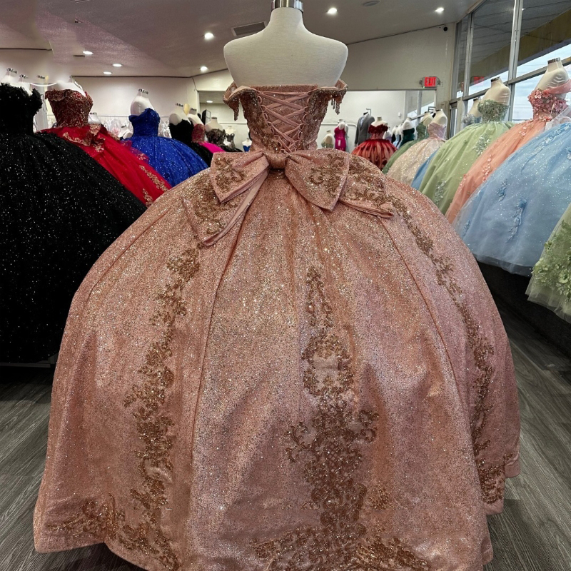 Rose Gold Princess Ball Gown Quinceanera Dress 2024 Applique spetsar från axeln Sweet 16 Dress Vestidos födelsedagsfest klänning