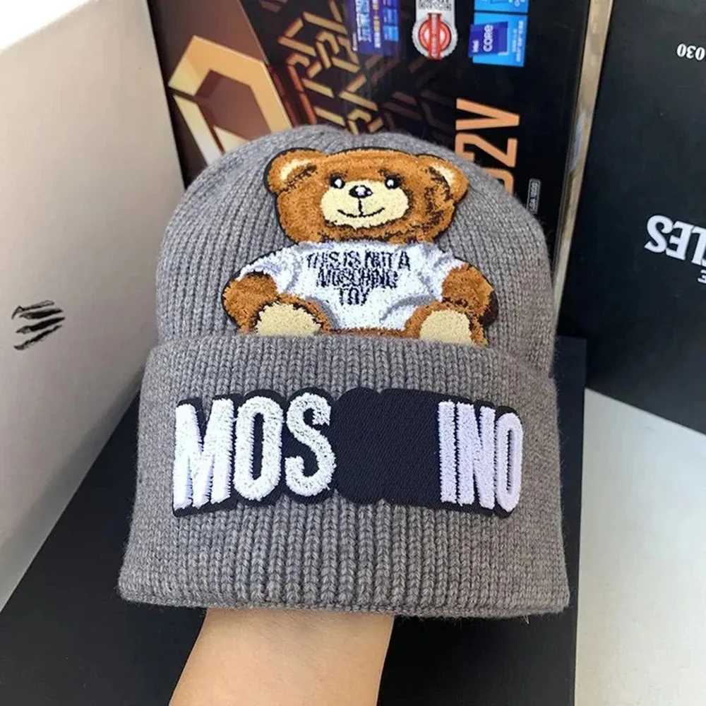 Beanie / Skull Caps Nova Moda Bonito Itália Urso Marca Letras de Malha Chapéu Frio Chapéu de Lã Homens Mulheres Outono Inverno Calor Grosso para Chapéus Adultos 240125