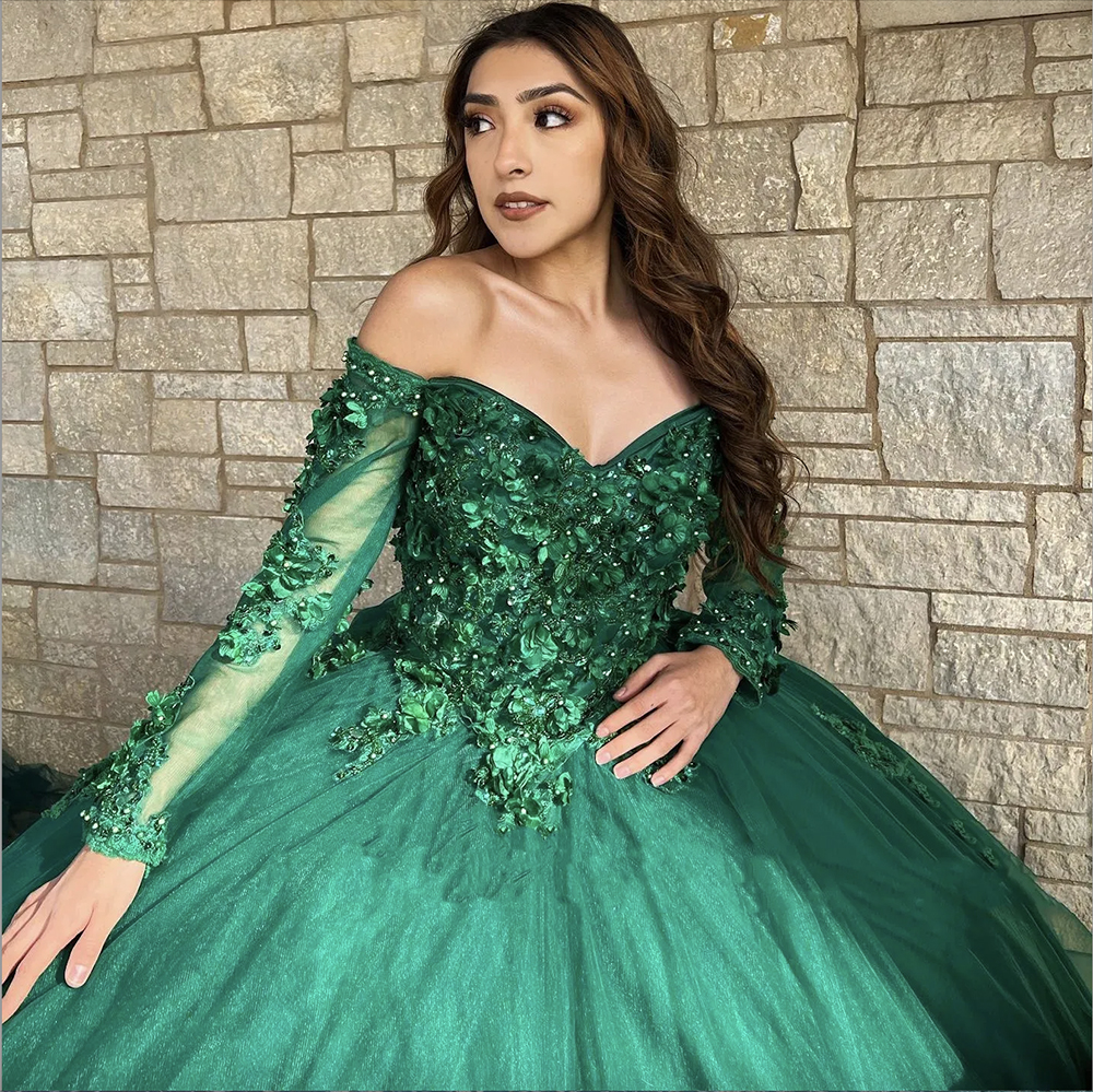 2024 Vestidos de quinceañera de color verde esmeralda con hombros descubiertos, manga larga, vestido de fiesta, flores florales, apliques de encaje, cuentas de cristal, corsé para dulces 15 niñas, ropa de fiesta