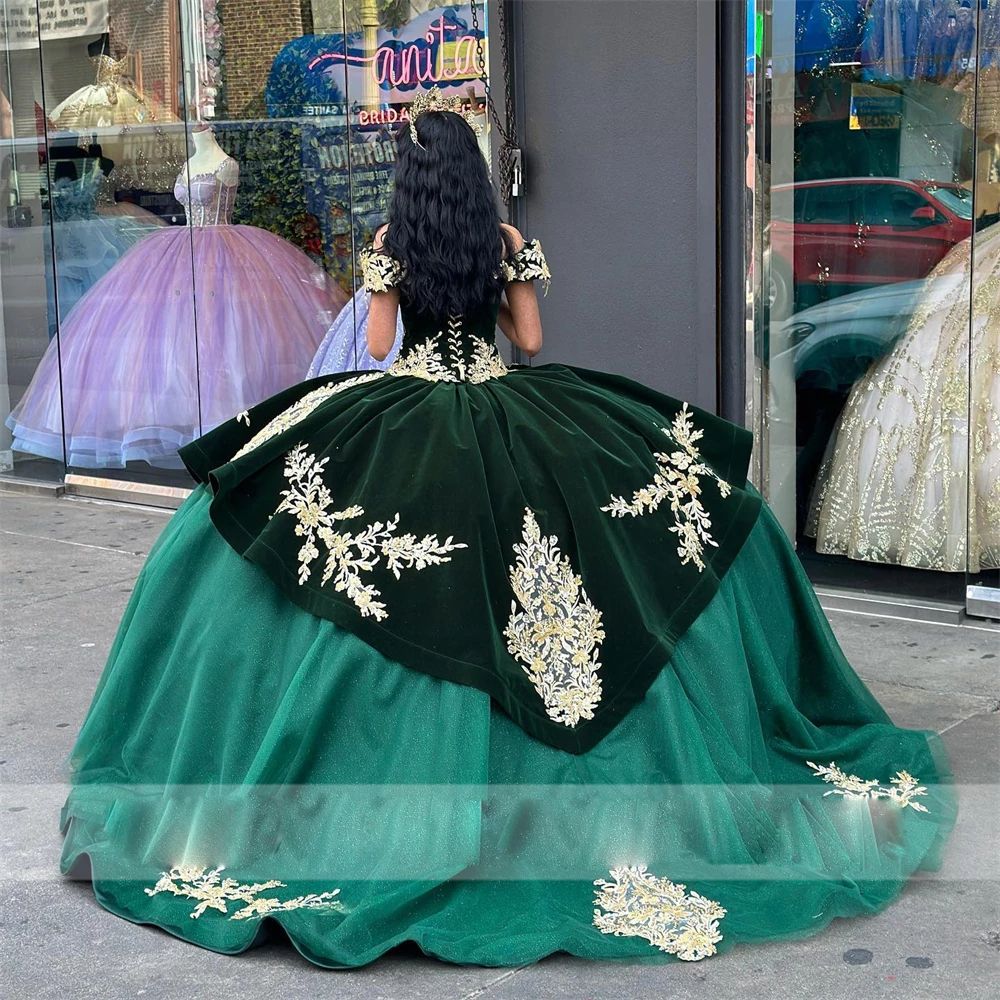 2024 Seksi Quinceanera Elbiseler Koyu Yeşil Kadife Balo Elbise Omuz Kapalı Altın Dantel Aplikler Boncuklar Kabarık Parti Elbise Balo Gece Elbise Korse