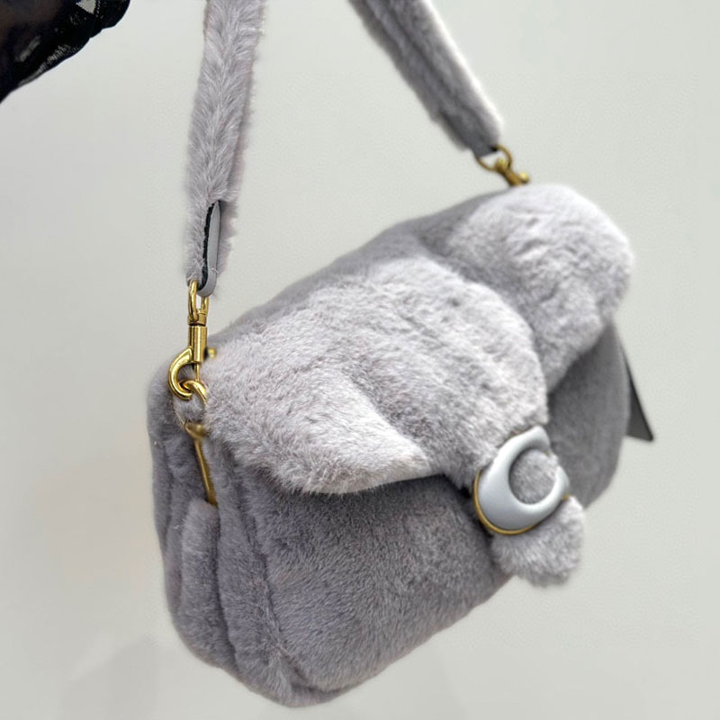 Modedesigner väska den nya fuzzy mjuka atmosfären är fylld med en varm 25 cm underarmspåse handhållen crossbody väska