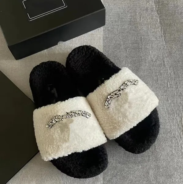 Kadın Tasarımcı Kuzu Yün İzler Rhinestone Kürklü Sandalet Lüks Marka Slaytlar Platform Platform Moda Açık Sıcak Rahat Ayakkabı Plaj Seyahat Slaytları 2598