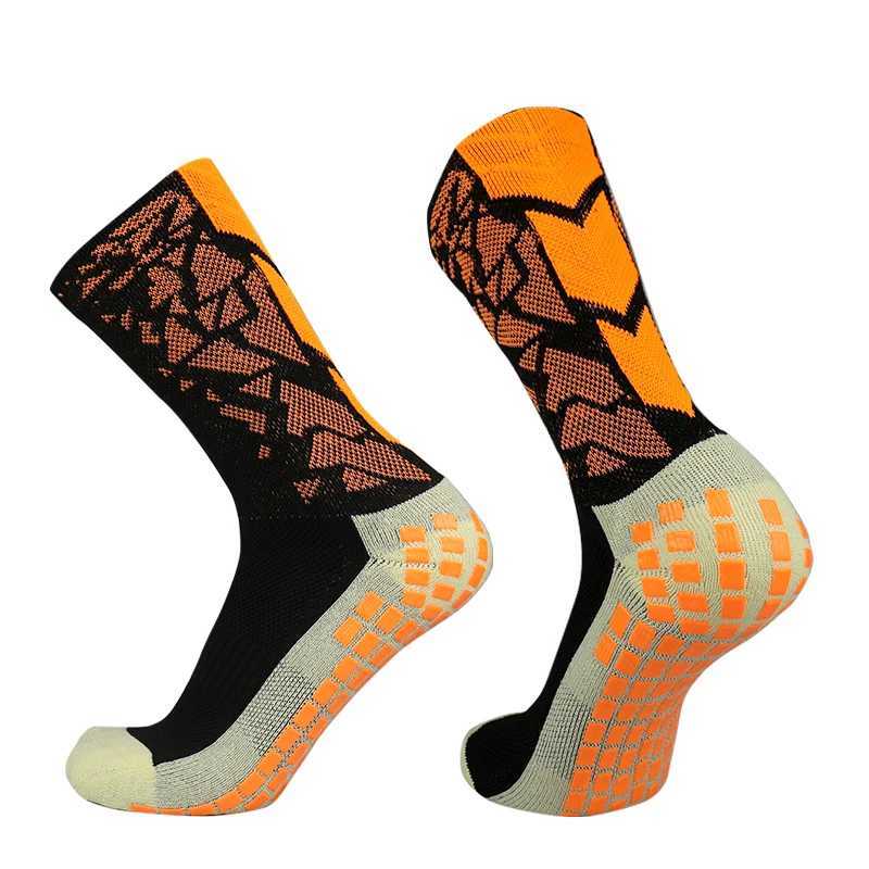 Sports Socks New Camo Outdoor Sports Breattable Sweat-Wicking Soccer Socks Competition Training Non Slip Silicone Football Socks YQ240126