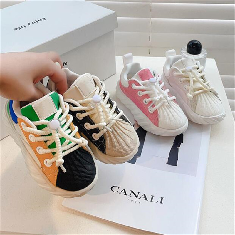 2024 Nuovi colori misti Scarpe sportive ragazze Scarpe di tendenza ragazzi Primavera Scarpe casual bambini di medie e grandi dimensioni