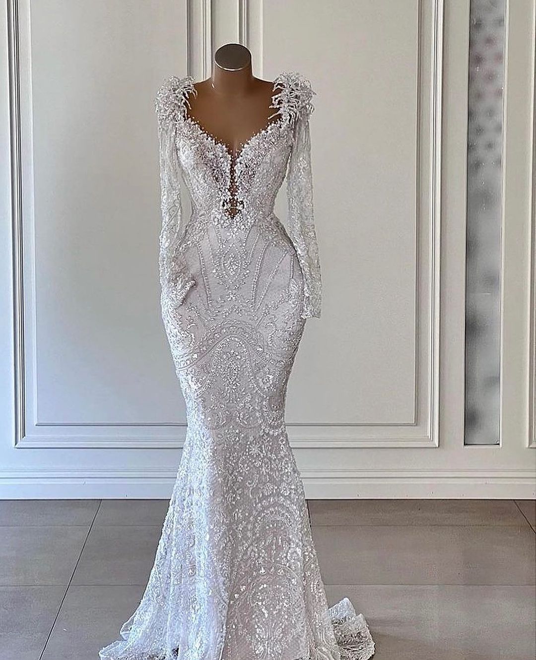 Abiti da sposa a sirena con perle di lusso Abiti da sposa con perline in pizzo Scollo a V manica lunga Abito da sposa taglie forti su misura