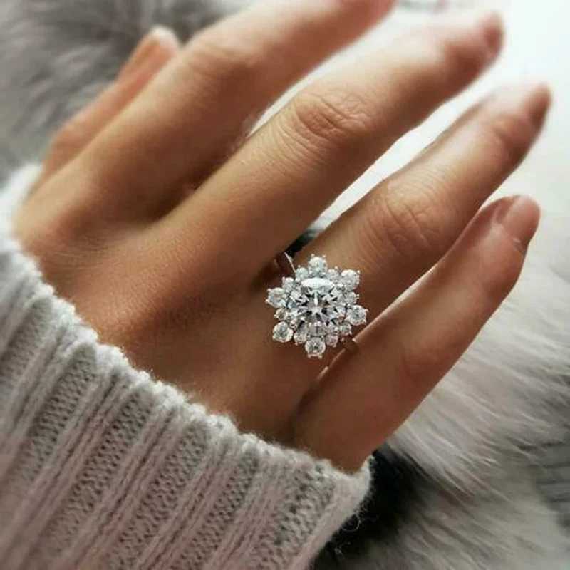 Band Rings Caoshi Dazzling Cubic Zirconia Finger Ring Lady Engagement Ceremony Jewelry Snowflake Form Designtillbehör för bröllopsfest 240125