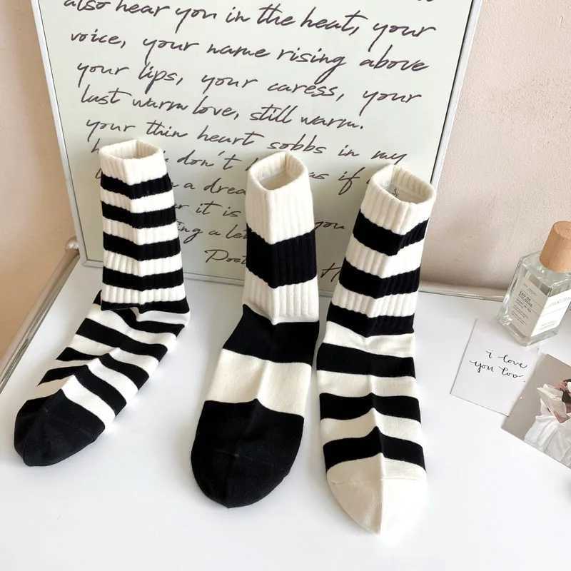 Sports Socks Of Women's Black And White Striped Socks Set Minimalist Style Embroidered Pentagram Women's Sports Socks Cotton Socks YQ240126