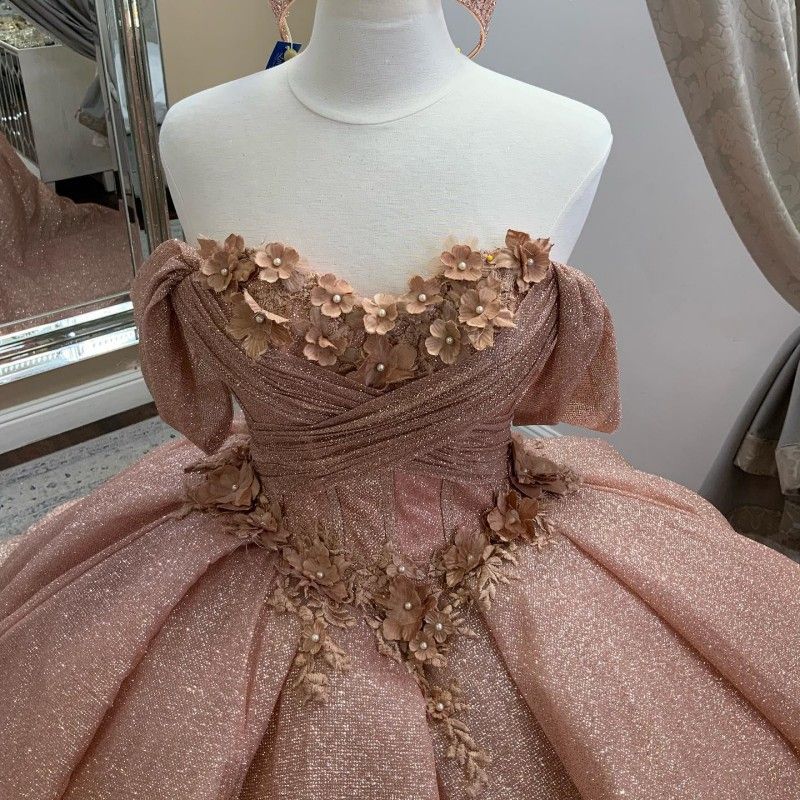 2024 Sexig Rose Gold Sequined Lace Quinceanera Dresses Ball klänning från axel paljetter Applikationer Pärlor handgjorda blommor puffy festklänning prom aftonklänningar