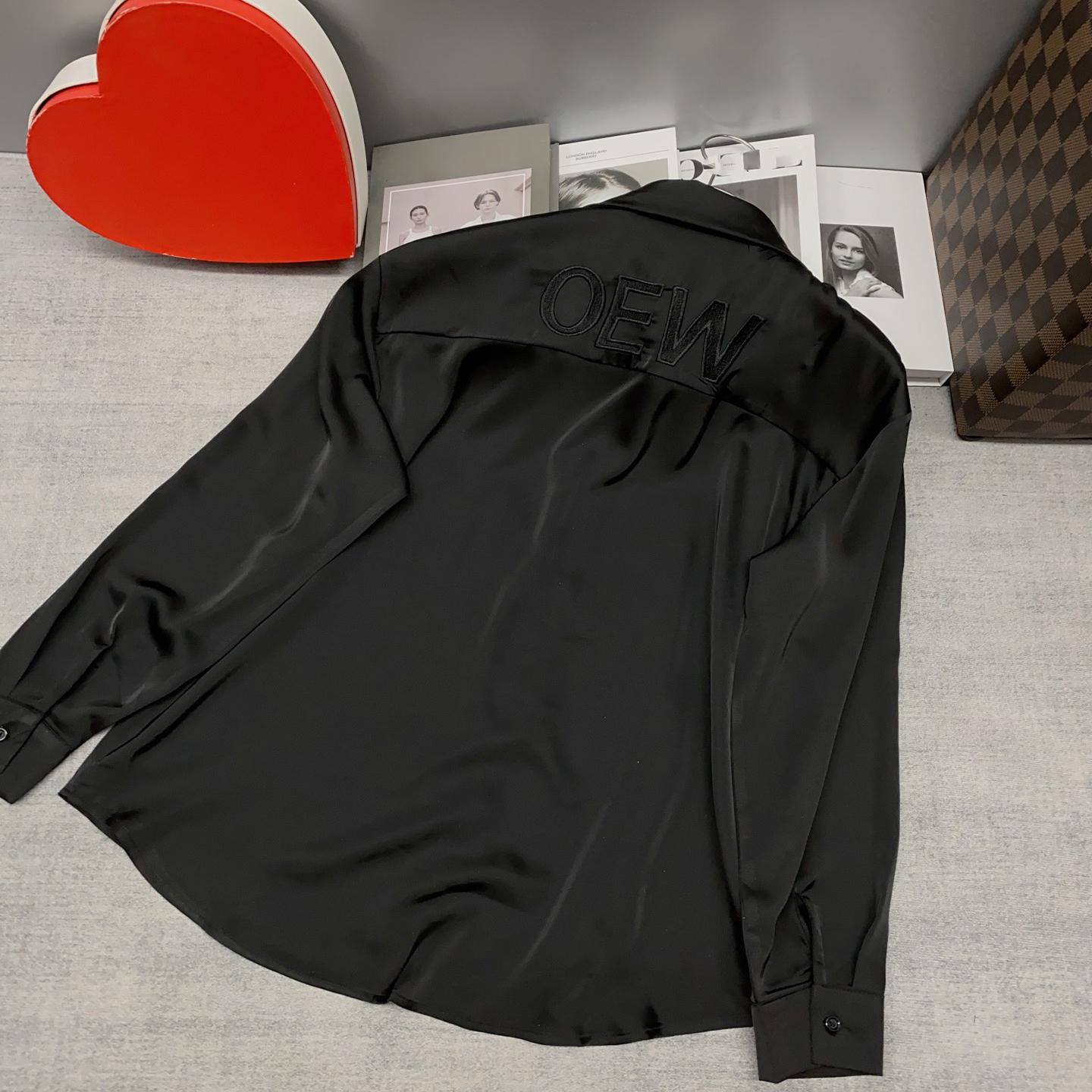 Camicia da donna di design con ricamo sul petto, logo, tasca posteriore, lettera, tessuto di seta, camicia a maniche lunghe ampia con colletto polo da donna