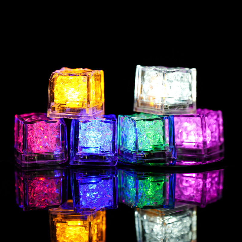 Cubi di ghiaccio a LED Colorati Altre luci Luminose Incandescente Induzione Festival di nozze Bar di Natale Giocattoli KTV