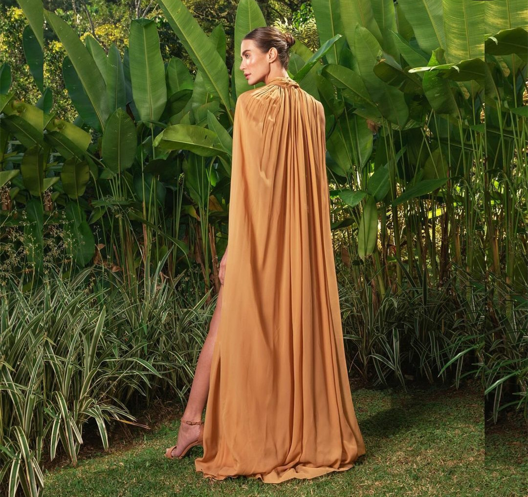 Elegant lång chiffong halter prom klänningar med cape a-line ärmlös golvlängd festklänning maxi formella aftonklänningar för kvinnor