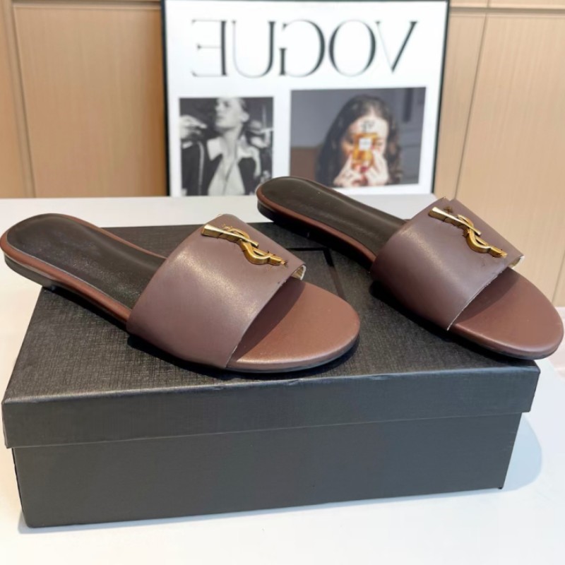 Vår- och sommarens höstdesigner Brand Ladies Cold Flops Shoes Läder Buckle Decoration Högkvalitativ skor Bröllop Flat med kvinnors skor Dance With Box Ladies 43