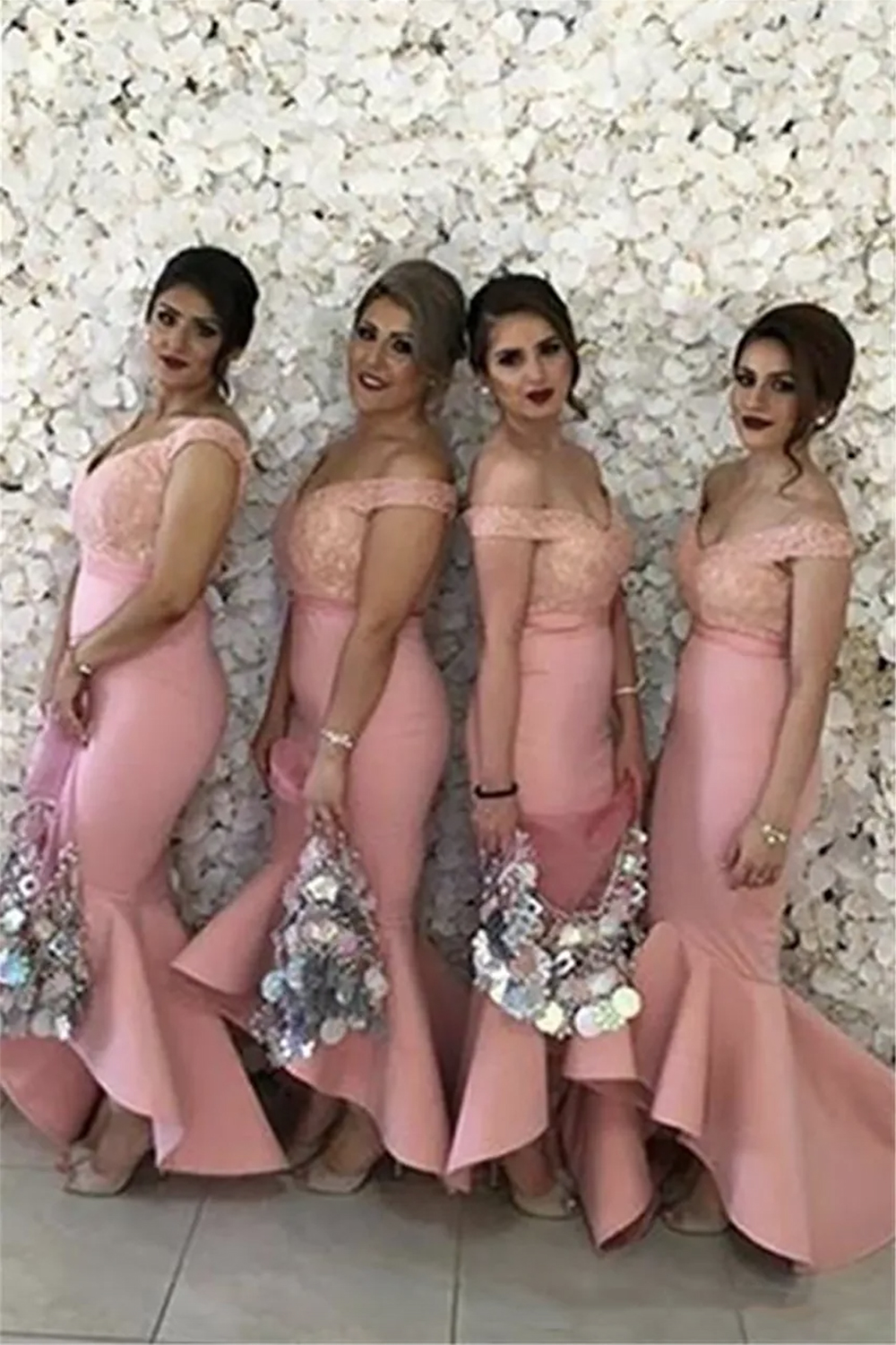 2024 New Arabic Bridesmaids 드레스 연인에서 어깨를 뽑아 뒷받침 된 레이스 바디 하이 로우 로우 루프 스커트 명예 드레스의 하녀